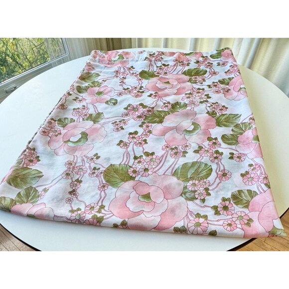 Vintage 1970s curtain, dramatic oversized pink flowers, sheer, rod heading panel - Picture 9 of 10
